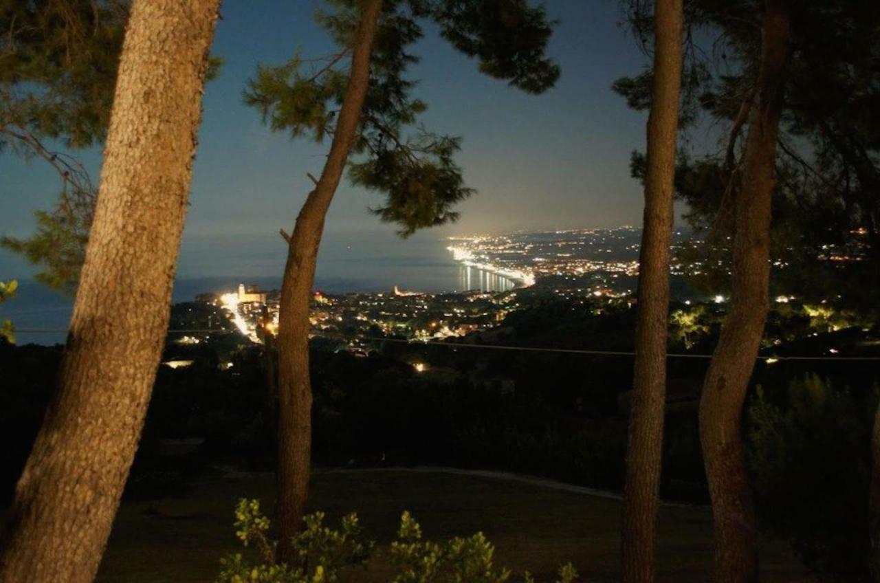 Tra Gli Alberi E Il Mare * Sirolo